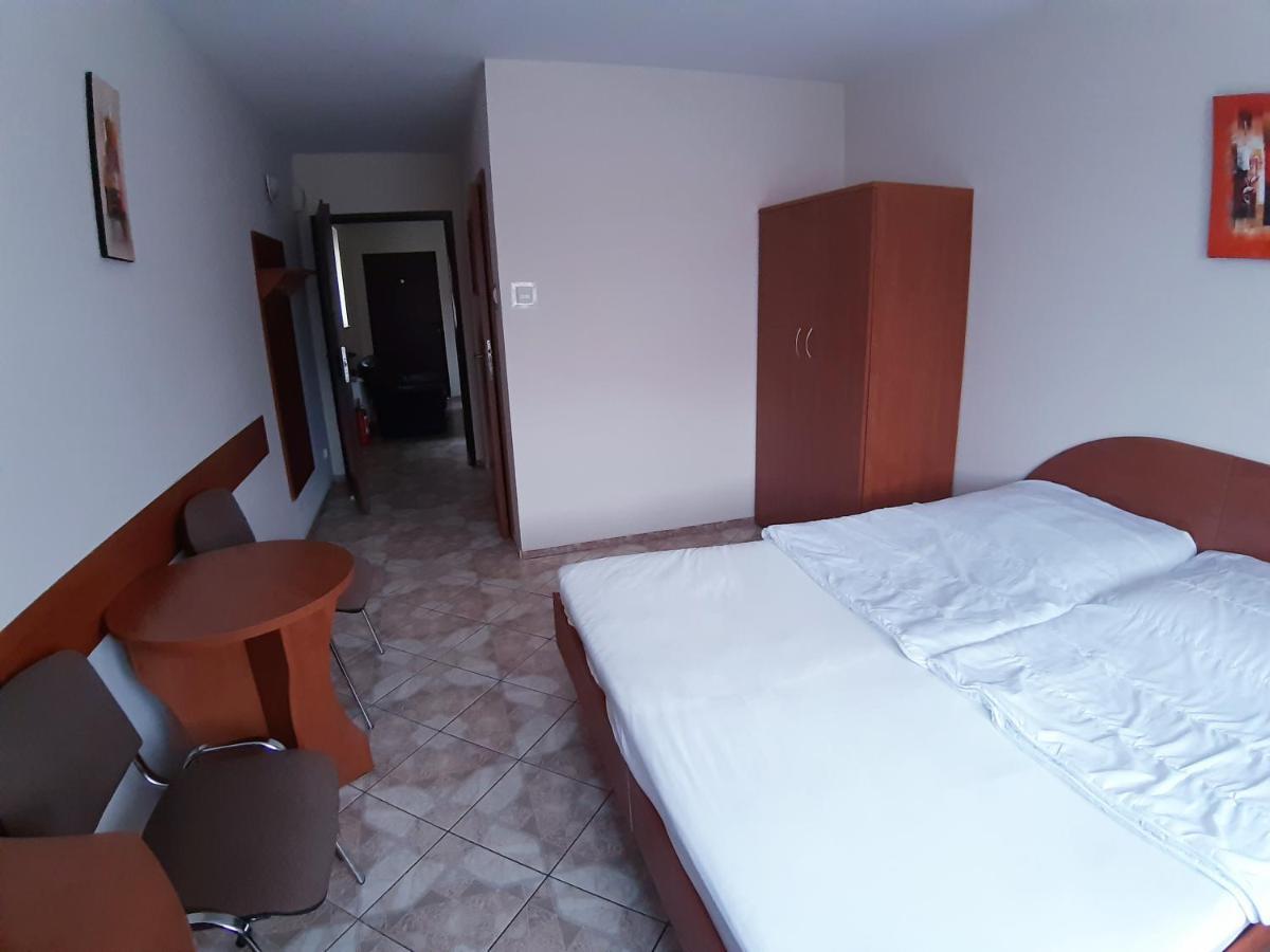 Caliente / Ozzy Hotel Unieście Eksteriør billede